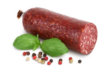 Tütsülenmiş sosis salamı kesme yolu ve tam derinlik ile beyaz arka planda izole