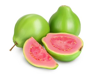 Kesme yolu ve tam derinlik ile beyaz arkaplanda izole edilmiş dilimler ile guava meyvesi