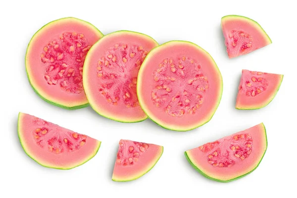 Guava frukt skivor isolerade på vit bakgrund med klippning väg och full skärpedjup. Högst upp. Platt äggläggning — Stockfoto