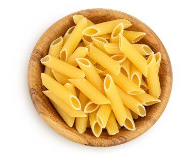 Tahta kasede çiğ İtalyan makarna kesme yolu ve geniş bir alana yayılmış beyaz arka planda izole edilmiş. Üst Manzara. Düz yatıyordu