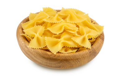 Beyaz arka planda izole edilmiş ahşap kasedeki papyon makarna kırpma yolu ve tam derinlik.