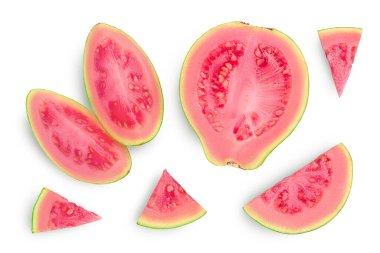 Guava meyve dilimleri kesme yolu ve tam derinlikteki beyaz arka planda izole edilmiştir. Üst Manzara. Düz yatıyordu