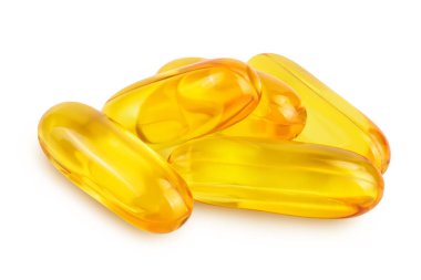 Kesme yolu ve tam derinlik ile beyaz arkaplan üzerinde izole balık yağı kapsülleri