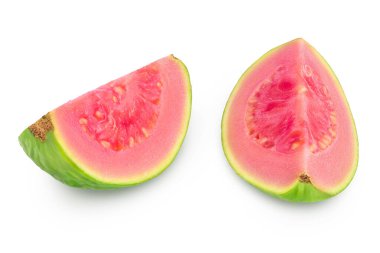 Guava meyvesi kırpma yolu ve tam derinlik alan ile beyaz arkaplanda izole