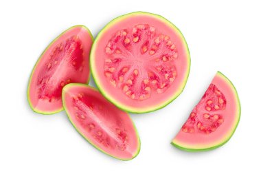 Guava meyve dilimleri kesme yolu ve tam derinlikteki beyaz arka planda izole edilmiştir. Üst Manzara. Düz yatıyordu