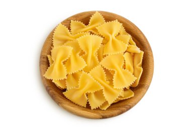 Beyaz arka planda izole edilmiş tahta kasedeki papyon makarna kırpma yolu ve tam derinlik. Üst Manzara. Düz yatıyordu.