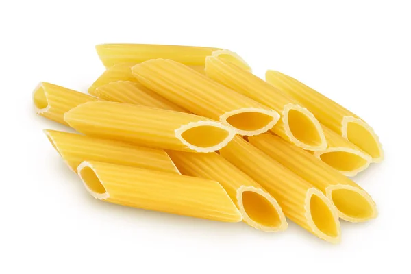 Penne crude italiane rigate isolate su fondo bianco con percorso di ritaglio e piena profondità di campo — Foto Stock