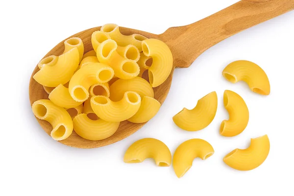 Pasta cruda di maccheroni in cucchiaio di legno isolata su fondo bianco con percorso di ritaglio e piena profondità di campo. Vista dall'alto. Posa piatta — Foto Stock