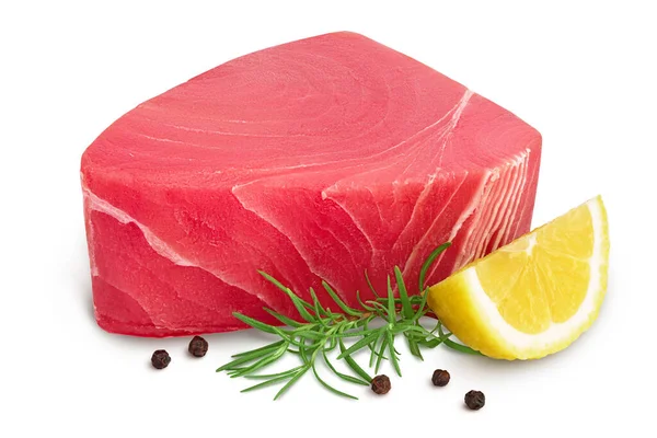 Bife de filé de atum fresco com alecrim, limão e pimenta isolado em fundo branco com recorte e profundidade total de campo — Fotografia de Stock