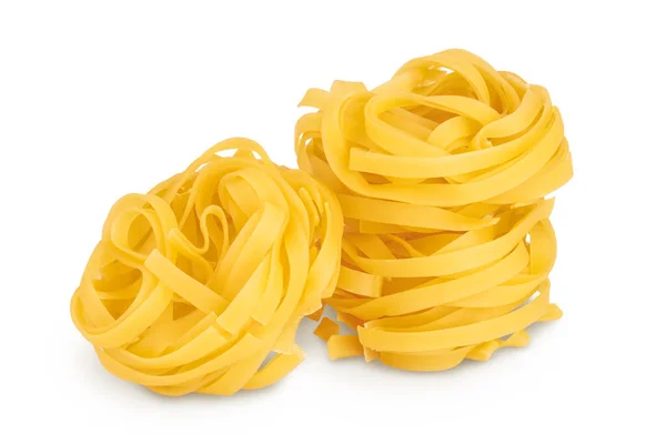 Rohe Tagliatelle Pasta isoliert auf weißem Hintergrund mit Clipping-Pfad und voller Schärfentiefe — Stockfoto