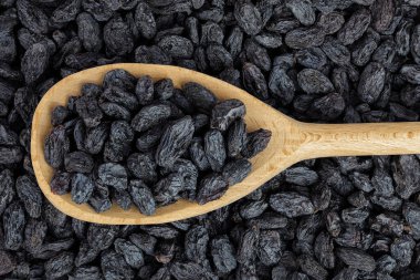 Arkaplan olarak siyah kuru üzüm. Üst Manzara. Düz yatıyordu.