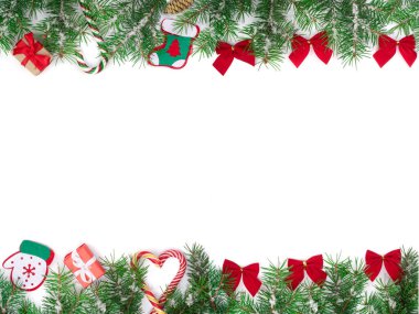 Kopya alanı metniniz için beyaz zemin üzerine izole kar ile Noel çerçeve köknar ağacı dalı. Üstten Görünüm.