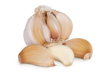 Soyulmamış sarımsak beyaz arka planda izole edilmiş. Yakın plan..