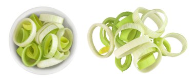 Beyaz arka planda izole edilmiş seramik kasede kesilmiş pırasa sebzesi. Üst Manzara. Düz yatıyordu.