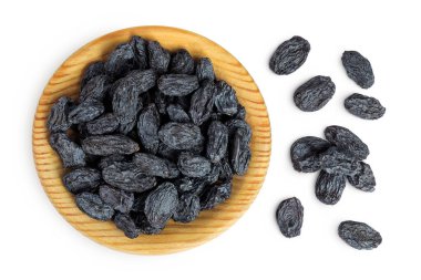 Beyaz arka planda izole edilmiş seramik kasedeki siyah kuru üzümler. Üst Manzara. Düz yatıyordu.