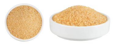 Seramik kasedeki kahverengi şeker beyaz arka planda izole edilmiş. Üst Manzara. Düz yatıyordu.