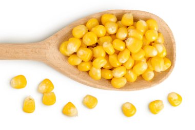 Tahta kaşıktaki mısır tohumları beyaz arka planda izole edilmiş. Üst Manzara. Düz yatıyordu.