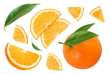 Beyaz arka planda izole edilmiş turuncu meyve dilimleri. Üst Manzara. Düz yatıyordu