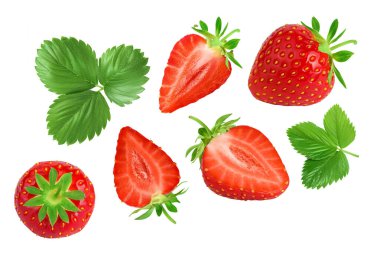 Çilek, beyaz arka planda yarı izole. Arazi derinliğinde taze meyve. Üst Manzara. Düz yatıyordu