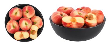 Beyaz arka planda izole edilmiş seramik kasede Çin usulü şeftali. Üst Manzara. Düz yatıyordu.