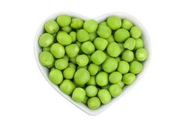 Beyaz arka planda izole edilmiş seramik kasedeki taze bezelyeler. Üst Manzara. Düz yatıyordu.