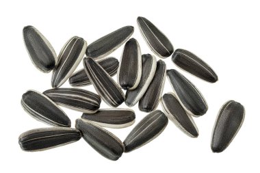 Beyaz arka planda izole edilmiş ayçiçeği tohumları. Üst Manzara. Düz yatıyordu.