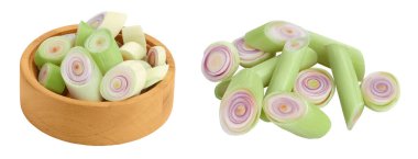 Tahta kasede taze limon otu dilimleri. Beyaz arka planda izole edilmiş, geniş bir alana yayılmış..