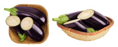 Hasır sepetteki patlıcan beyaz arka planda izole edilmiş, geniş bir alana yayılmış. Üst Manzara. Düz yatıyordu.