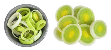 Beyaz arka planda izole edilmiş seramik kasede kesilmiş pırasa sebzesi. Üst Manzara. Düz yatıyordu.