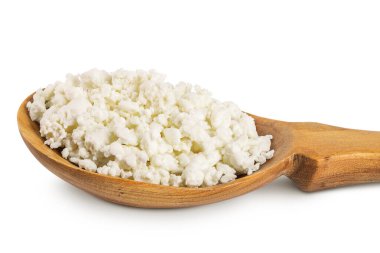 Süzme peynir, ahşap kaşıkta kaymak, beyaz arka planda tam derinlikte izole edilmiş..