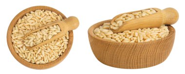 Tahta kasede kabuklu Avrupa çam fıstığı ve geniş bir alana yayılmış beyaz arka planda izole edilmiş kepçe. Üst Manzara. Düz yatıyordu.