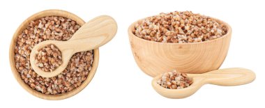 Beyaz arka planda izole edilmiş ahşap bir kasede kaynamış karabuğday. Üst Manzara. Düz yatıyordu.