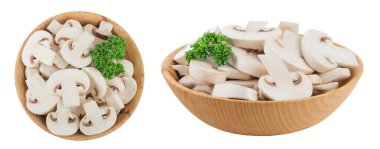 Beyaz arka planda izole edilmiş ahşap bir kasede taze mantar şampiyonu dilimleri. Üst Manzara. Düz yatıyordu.