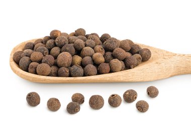 Beyaz arka planda izole edilmiş ahşap kaşıkta Allspice biberi. Jamaika biberi, Pimenta dioica, baharatlı biber ya da mersin biberi.