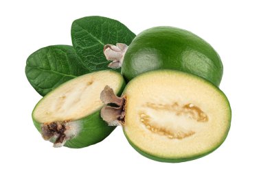 Beyaz arka plan üzerinde izole feijoa meyve.