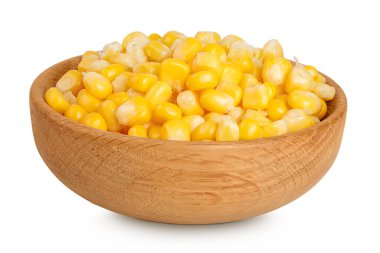 Tahta kasedeki mısır tohumları beyaz arka planda izole edilmiş, geniş bir alana yayılmış..