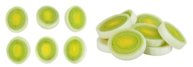 Beyaz arka planda izole edilen Leek sebze dilimlenmiş. Üst görünüm. Düz yatma.