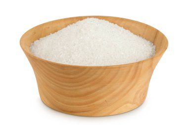 Beyaz arka planda izole edilmiş tahta kasede beyaz şeker