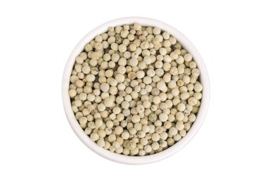 Beyaz arka planda izole edilmiş beyaz karabiber ya da seramik kasede biber. Üst Manzara. Düz yatıyordu.