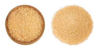 Tahta kasedeki kahverengi şeker beyaz arka planda izole edilmiş. Üst Manzara. Düz yatıyordu.