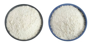 Beyaz arka planda izole edilmiş seramik kasede beyaz un. Üst Manzara. Düz yatıyordu