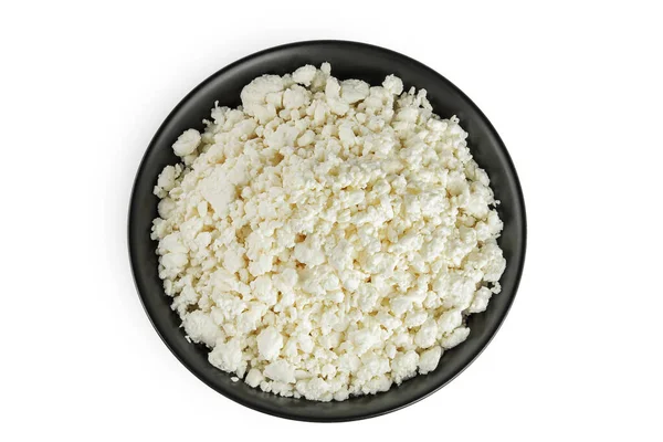 Cottage Cheese, beyaz arka planda izole edilmiş seramik kasede krema. Üst Manzara. Düz yatıyordu.