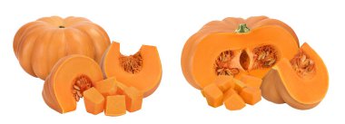 Taze turuncu balkabağı beyaz arka planda izole edilmiş, geniş bir alana yayılmış..