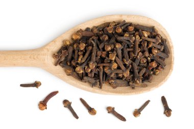 tahta kaşık beyaz arka plan üzerinde izole baharat karanfil kuru. Üstten görünüm. Düz yatıyordu.