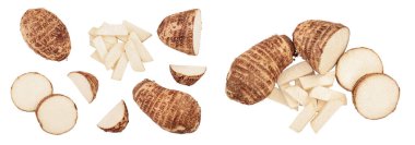 Beyaz arka planda izole edilmiş taze taro kökü. Üst Manzara. Düz yatıyordu. Ayarla ya da topla.