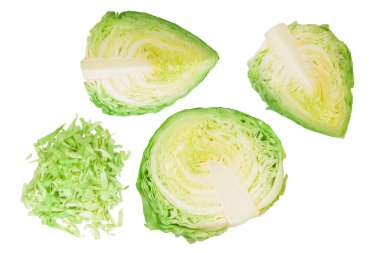 Yeşil lahananın yarısı beyaz arka planda, geniş bir alana yayılmış. Üst Manzara. Düz yatıyordu.