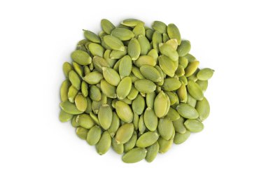 Kabak tohumları beyaz arka planda izole edilmiş. Üst Manzara. Düz yatıyordu.