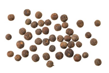 Allspice biberi beyaz arka planda izole edilmiş. Jamaika biberi, Pimenta dioica, baharatlı biber ya da mersin biberi. Üst görünüm.