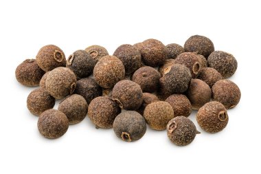 Allspice biberi beyaz arka planda izole edilmiş. Jamaika biberi, Pimenta dioica, baharatlı biber ya da mersin biberi.