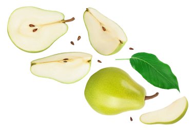 Yeşil armut yarısı ve beyaz arka planda izole edilmiş dilimler. Üst Manzara. Düz yatıyordu.